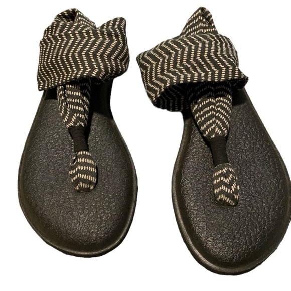 SANUK - STYLE SWS10535 - BLACK / WHITE CHEVRON-LIKE YOGA SANDALS - SIZE 6 - S8 - Picture 1 of 11